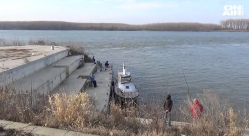 Два кораба заседнаха край Русе заради ниското ниво на Дунав