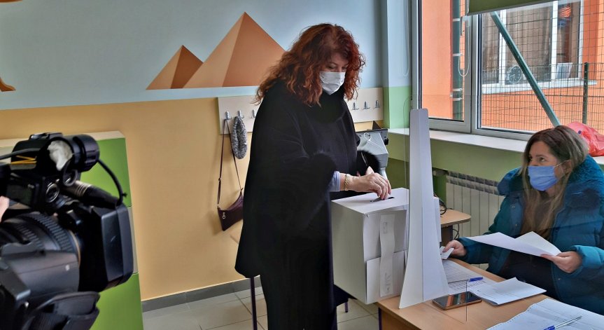 Илияна Йотова: Гласувах за връщане на държавността
