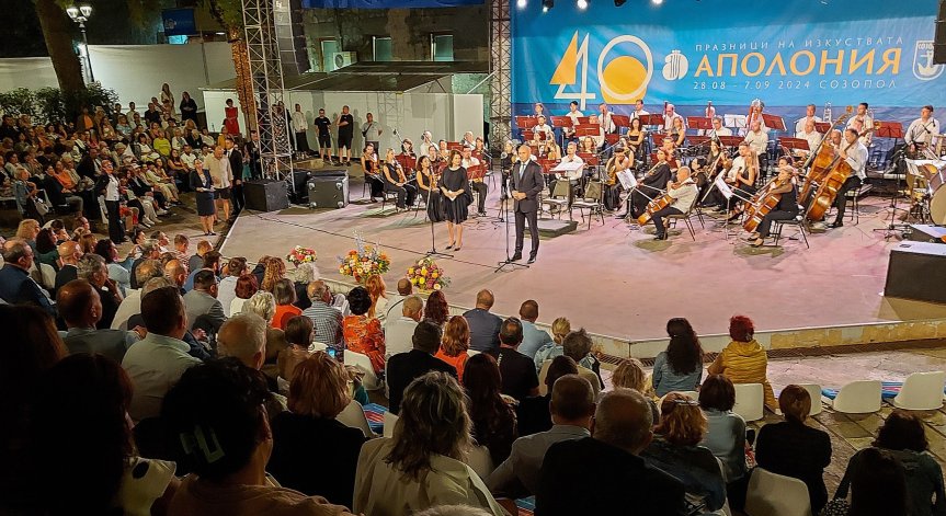 Радев бе придружаван на събитието от своята съпруга Десислава Радева.