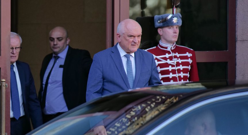 Румен Радев ще приеме кандидата за служебен министър-председател в президентската институция.