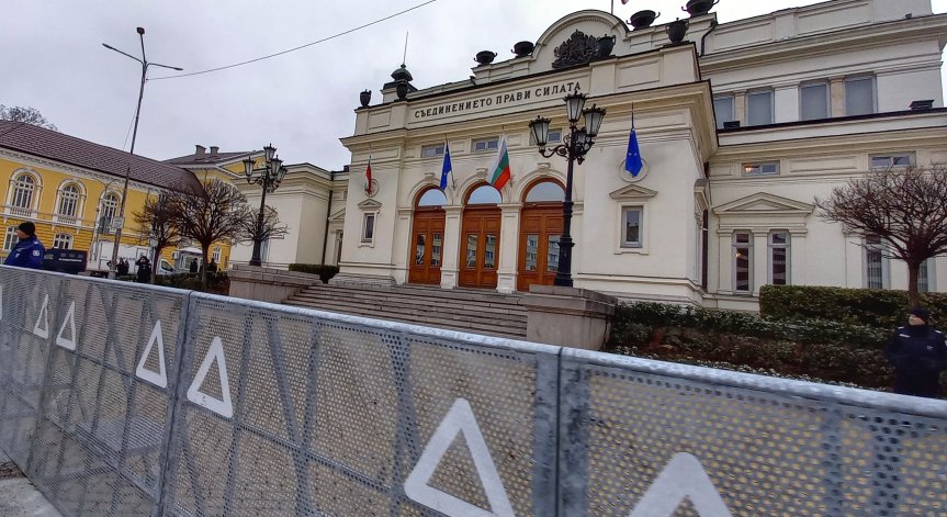 Протестиращи канят депутати да пазаруват от 
