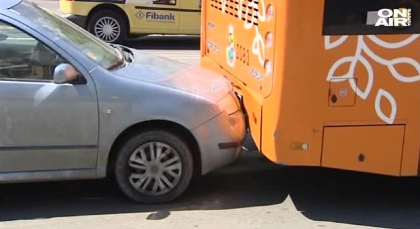 6 коли останаха между 2 автобуса при верижна катастрофа в София