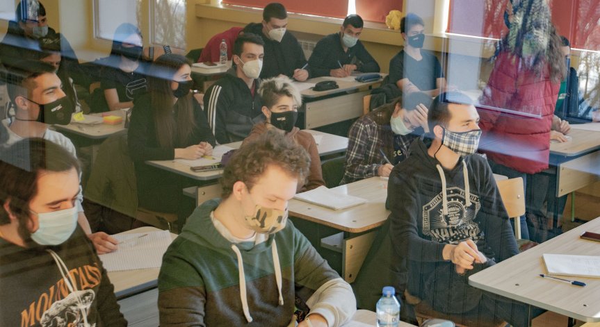 След онлайн обучението учениците са демотивирани, учителите - все по-изобретателни