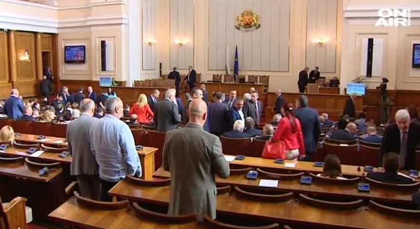 Дебатите по третия вот на недоверие започнаха... Борисов духом в НС