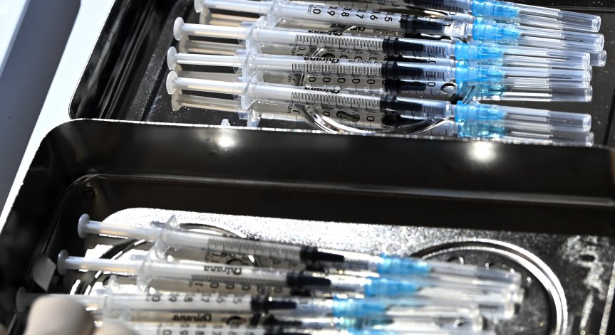 Ваксините на Pfizer и Moderna са 94% ефективни срещу хоспитализация на хора над 65 г.