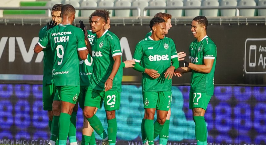 Футболистите напускат по решение на Бруно Акрапович. 