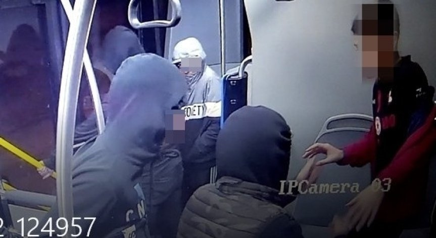 Показаха агресорите, съблекли дете в автобус 404 (+СНИМКИ)