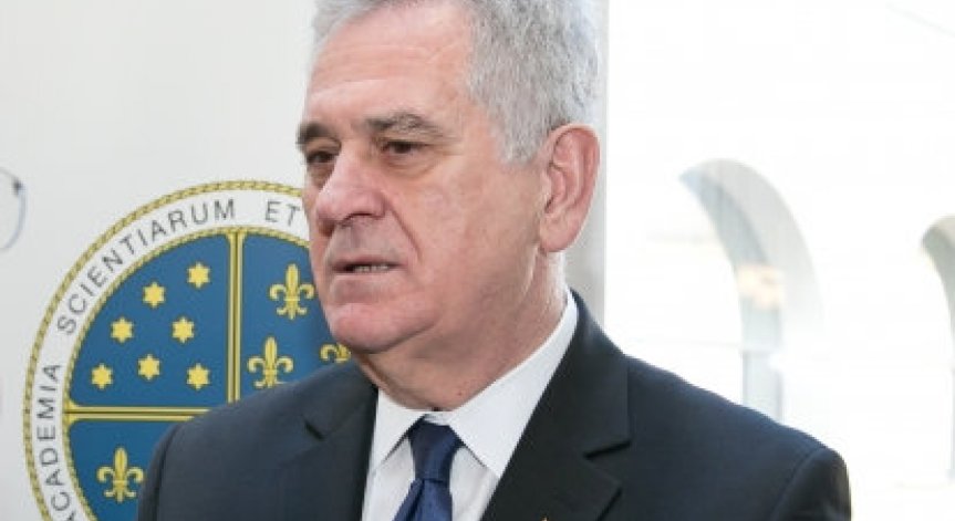 Фалконът на сръбския президент се върна заради авария на двигател