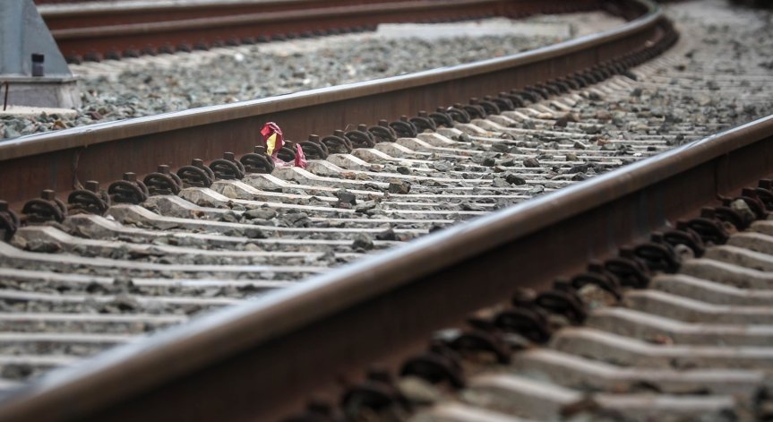 Машинистът е загинал на място.