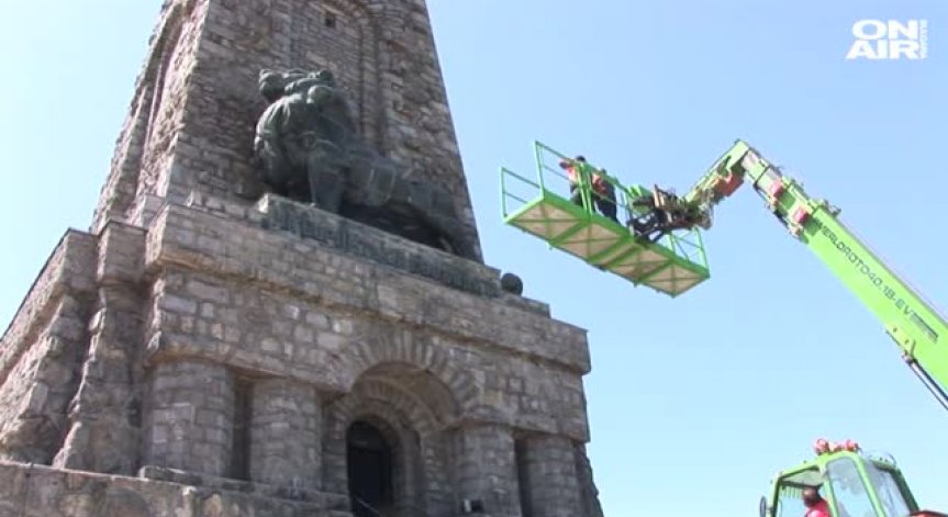 Започна проверката на бронзовия лъв на Шипка