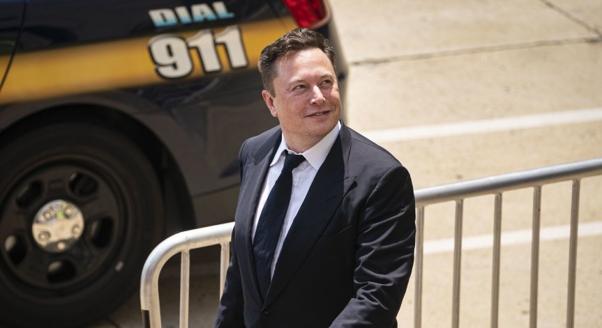 Мъск попари Бърни Сандърс: Още си жив?