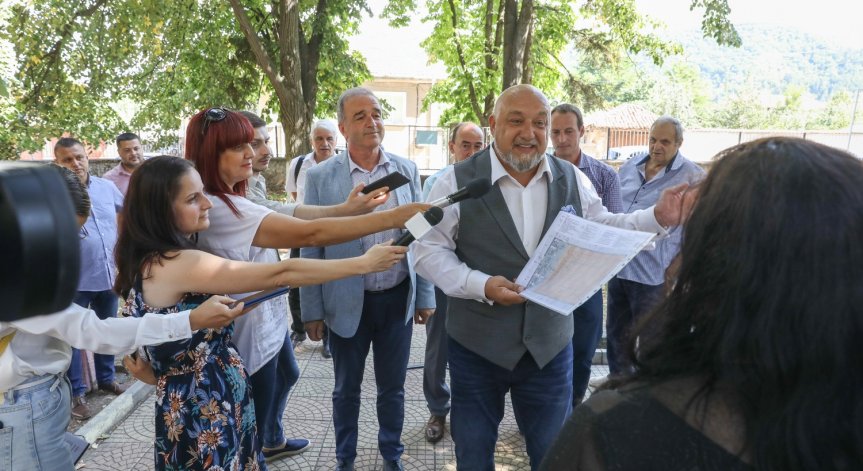 Кралев обяви първите 15 училища, в които ще се строят физкултурни салони