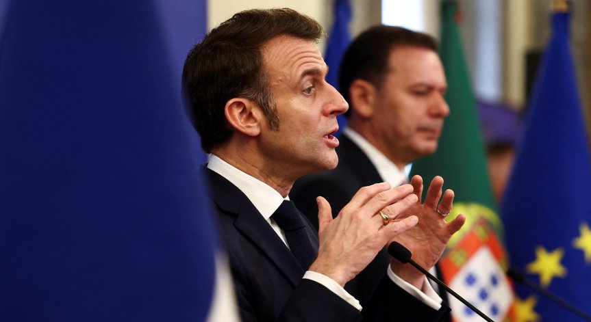 Макрон застава зад Украйна.