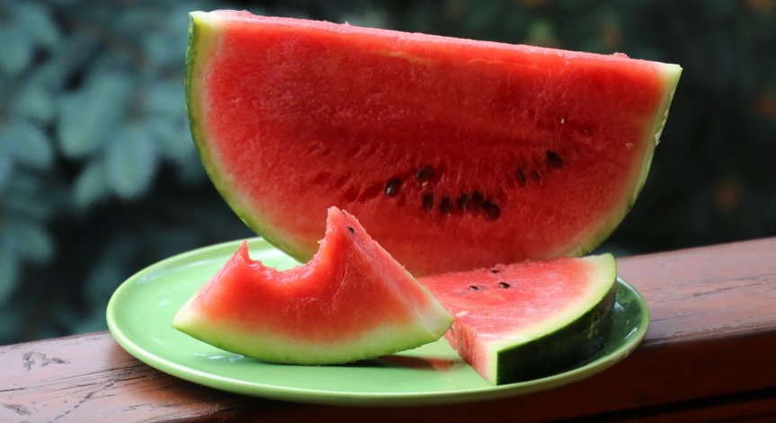 Вредни или полезни: Какво се случва, ако ядем семките на динята?