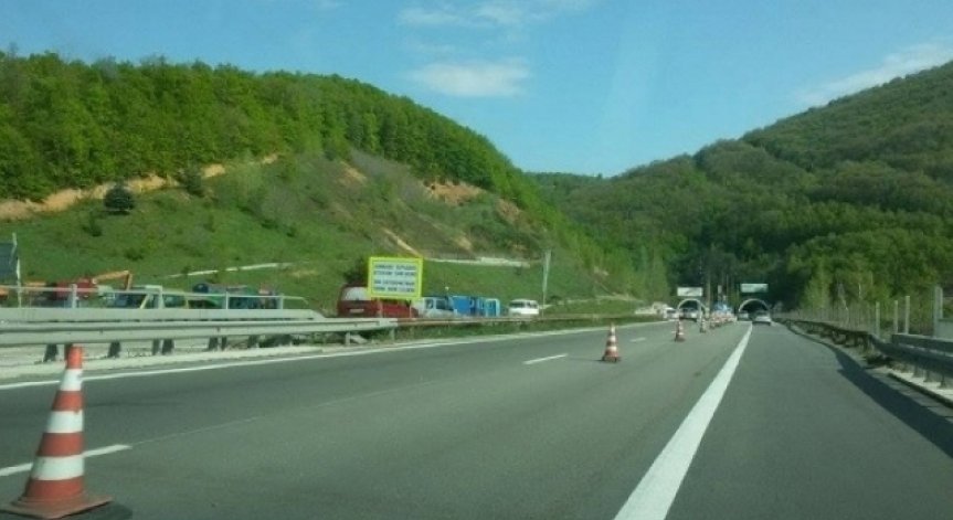 Ограничава се движението на ТИР-ове над 10 тона в тунел 