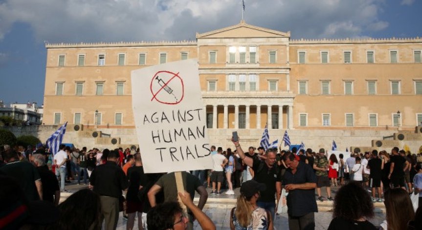 Не ги питат: Задължителна стана ваксинацията за много хора в Гърция, глобите са жестоки