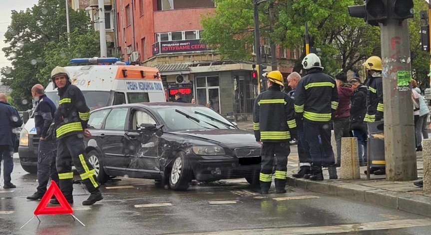 Катастрофа между коли в София спря движението на трамваи