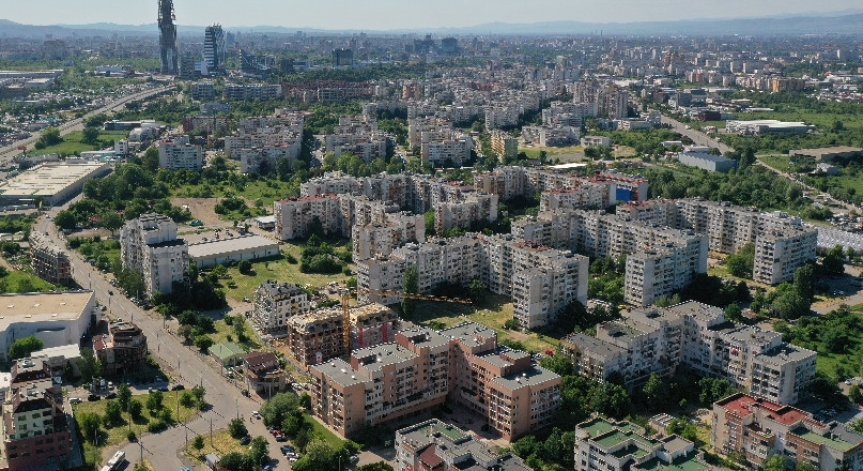 Пробмени са и сградите в централните градски части.