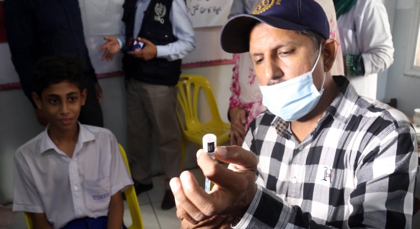 Пакистан се бори с нов подвариант на коронавируса, засилват контрола на летищата 