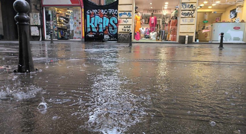 След кратката буря в София: Две гръмотевици поразили електростълб и улично осветление