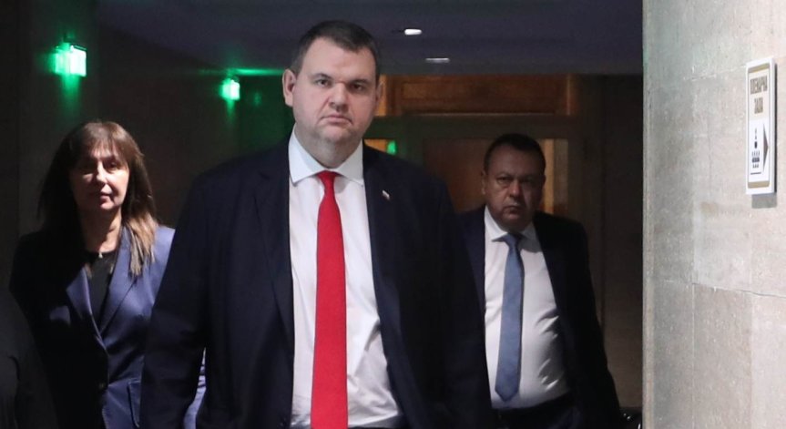 Пеевски: Денков да отговори чии интереси пази