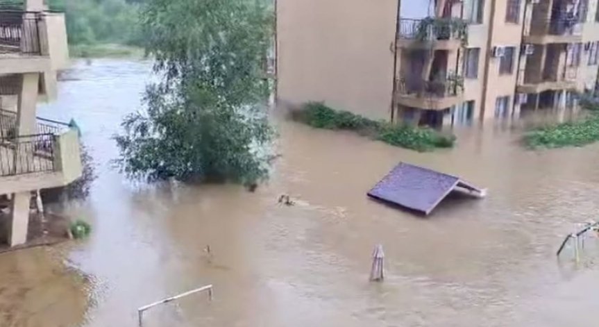 Усложнена обстановка в Царево: Вали вече 10 часа, срутил се е мост в квартал 