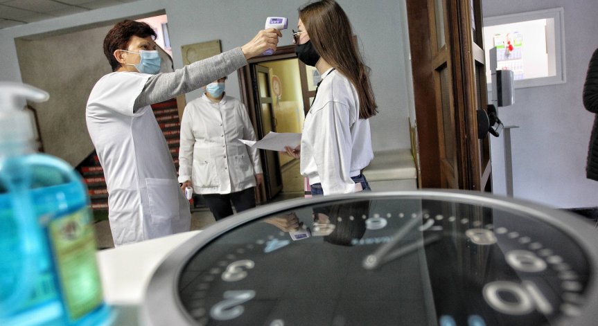 От днес учениците в 3 области преминават на онлайн обучение