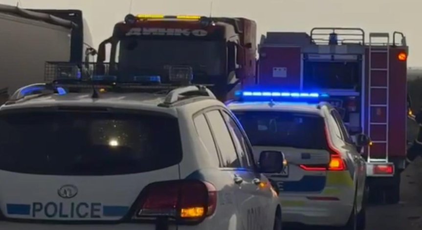 Обърнат камион и разлято гориво на пътя затрудниха движението по АМ 