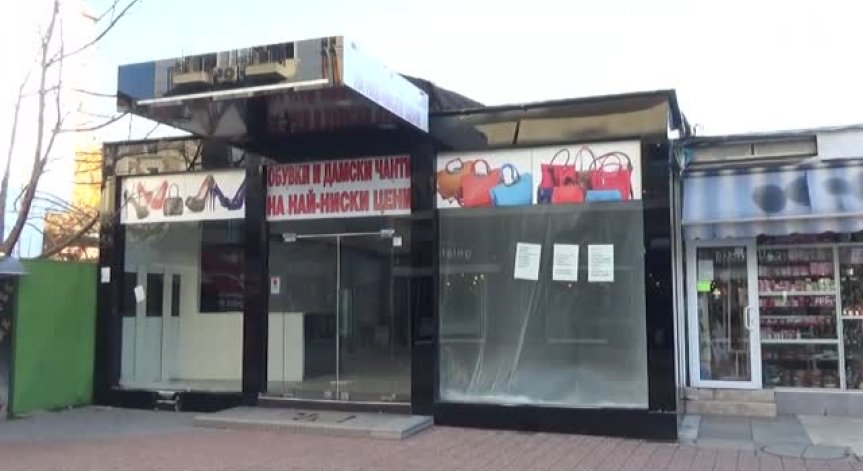 Багери събарят павилиони в центъра на Пловдив