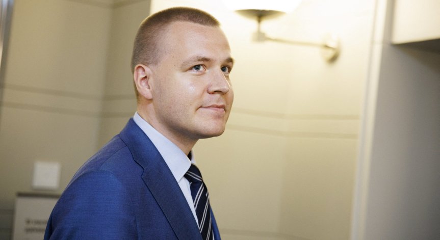 Еемели Пелтонен е 30-годишен.