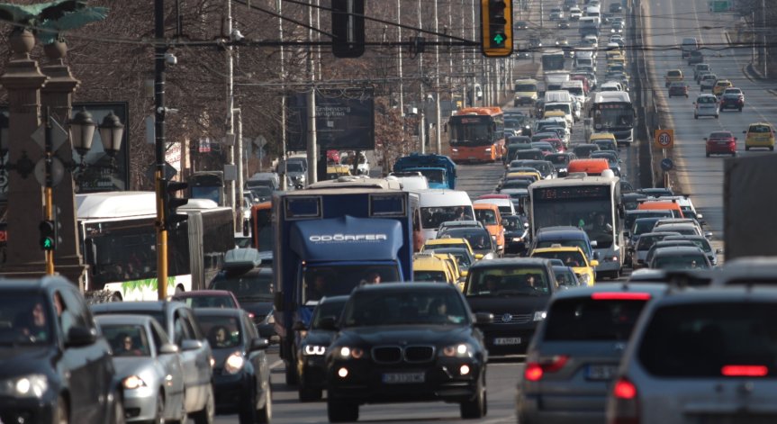 Предпразнично пътуване - трафикът остава интензивен и днес