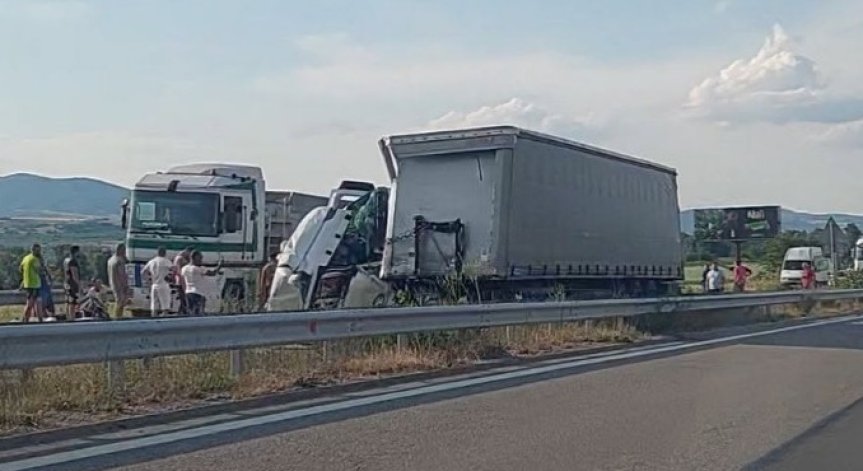 Тежка катастрофа блокира напълно магистрала 