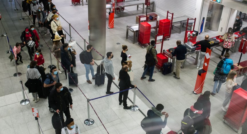 Хиляди закъснели или отменени полети в последния ден на 2021 г. заради Омикрон