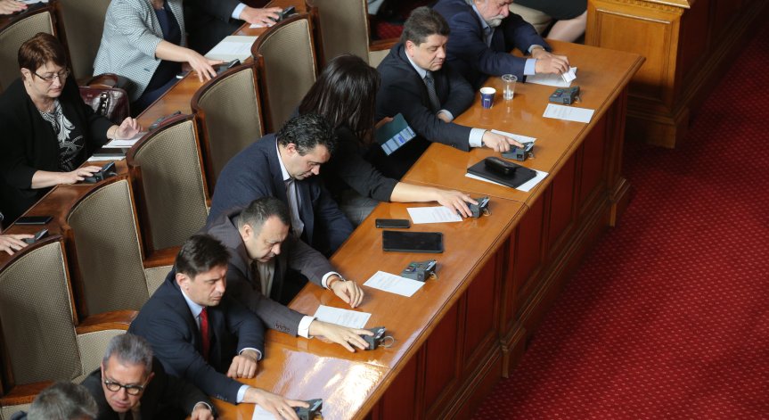 НС с извънредно заседание заради върнатите текстове от Радев