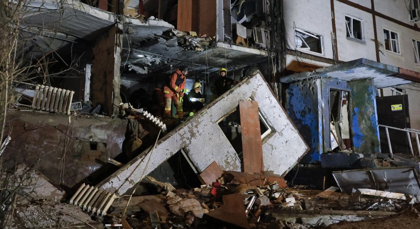 Нанесени са щети по частни предприятия и жилищни сгради.