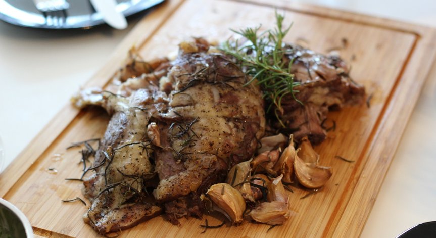 На Гергьовден: Вкусна рецепта за агнешко бутче с ориз и гъби