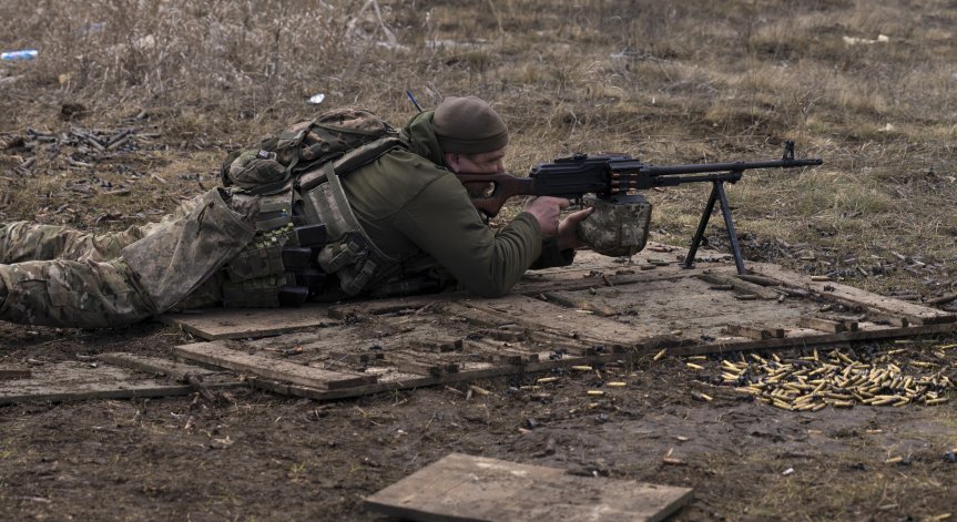 Гърция изпраща хиляди боеприпаси в Украйна през Чехия