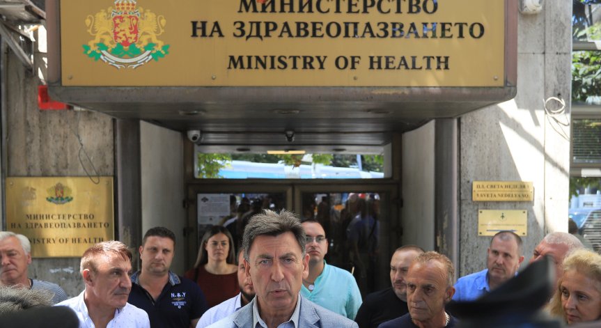 Работещите в Спешна помощ излизат на протест пред МЗ