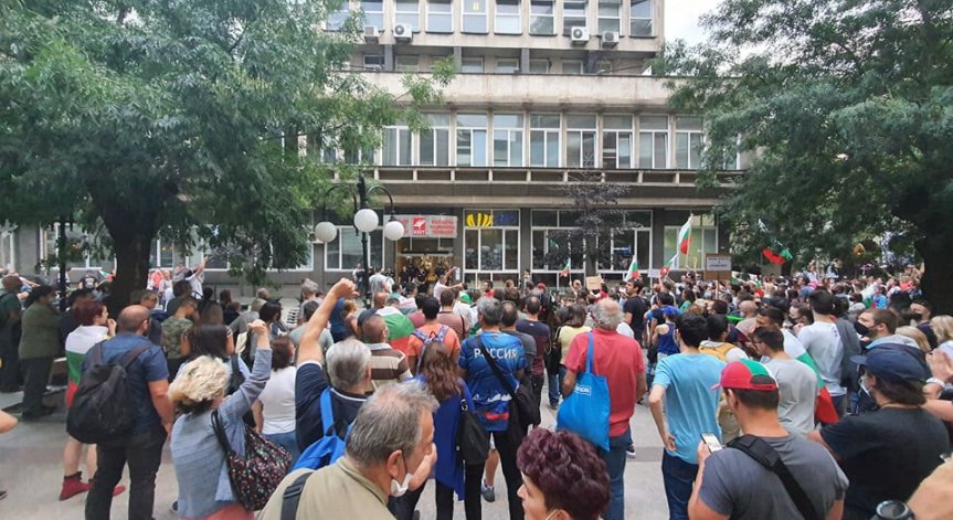 Протестиращите се събраха пред БНТ, искат оставката на Емил Кошлуков