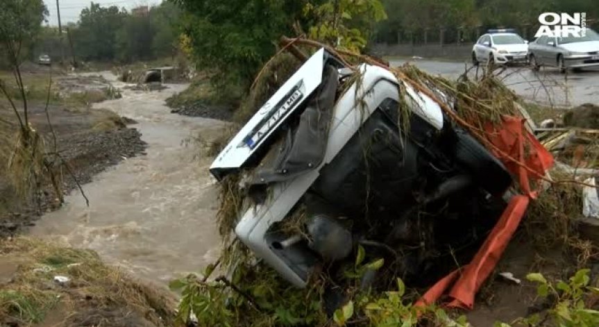 Няма бедстващи хора и селища без ток и вода в Бургаско