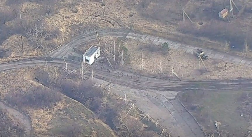 Руското МО публикува кадри на бягащи от Авдеевка украински военни