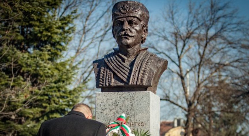 Президентът Радев откри паметник на капитан Петко войвода 