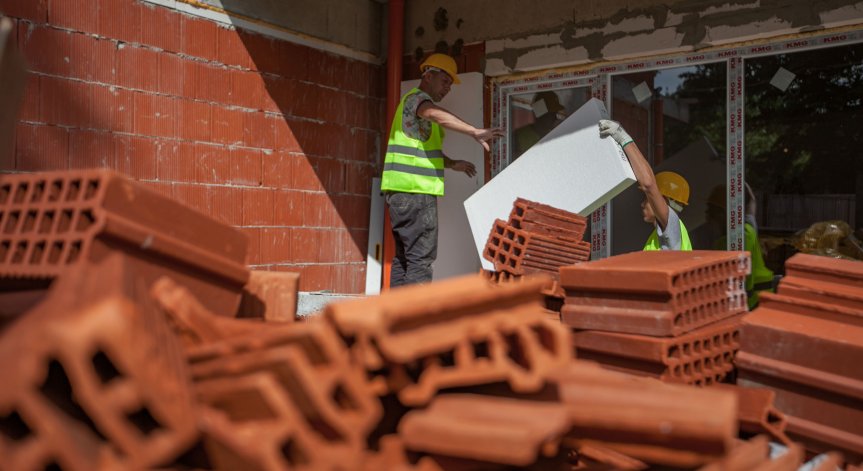 Включват заплати,  здравни, пенсионни и социалните осигуровки.