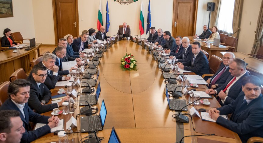Докога ще издържи правителството?
