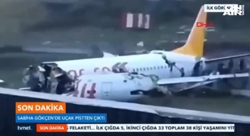 Самолет в Истанбул се разцепи на 3 части при кацане