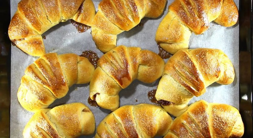 Рецепта за кифлички с кайсиев мармалад и орехи