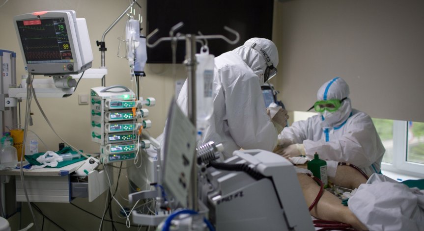 Увеличеният брой смъртни случаи от Ковид-19 е свързан с условията на живот и труд