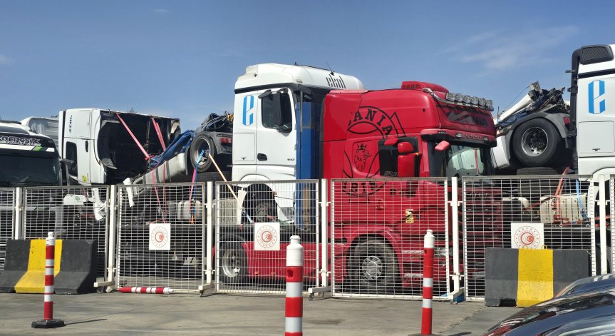 Адско задръстване на границата с Турция, камионите чакат с часове