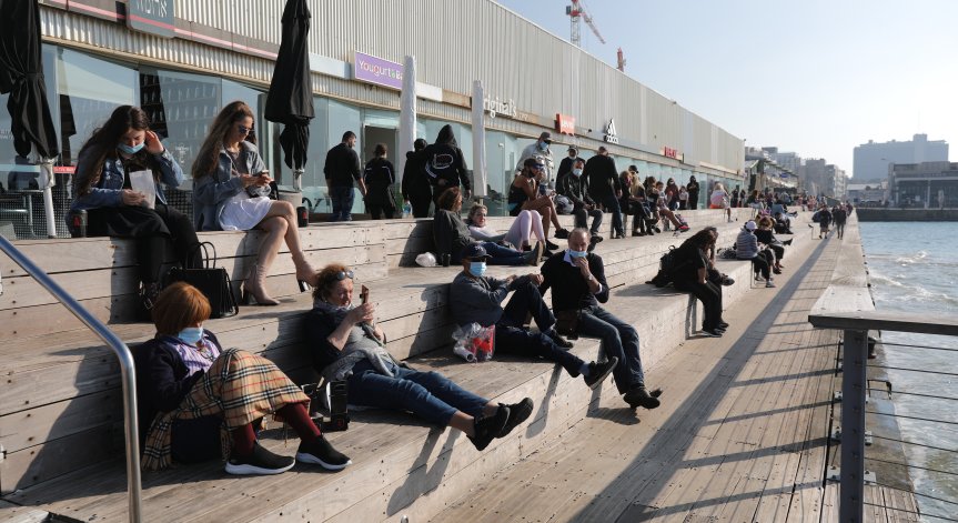 Израел е първата държава, ваксинирала половината от населението си