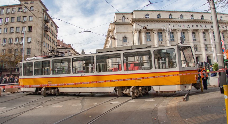 Разследват се две версии за излезлия от релсите трамвай в София
